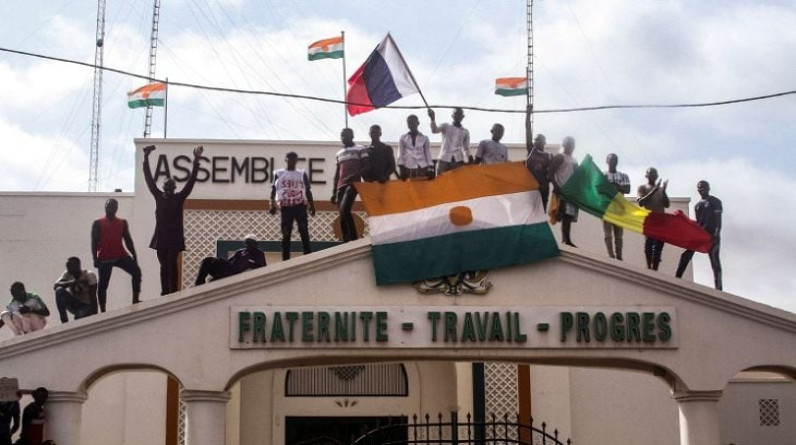 باحث فرنسي: انقلاب النيجر يظهر الحدود الاستراتيجية لقوة متوسطة تواصل تطهير ماضيها الاستعماري